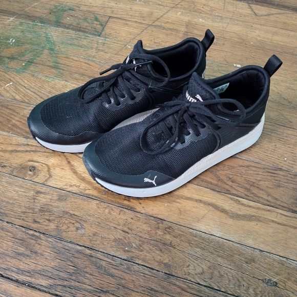Women's Puma Sneakers - Picture 1 of 6